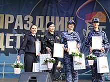 Сотрудники Росгвардии приняли участие в фотовыставке «Женщины в погонах» в Москве