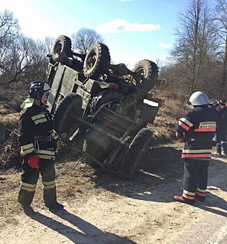 Водитель погиб в перевернувшемся грузовике
