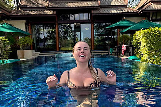 Певица Анна Семенович снялась в купальнике с декольте