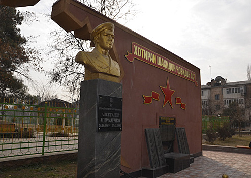 Военнослужащие российской военной базы в Таджикистане провели субботник в сквере имени героя Советского Союза Александра Мироненко в Душанбе