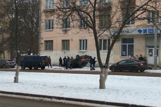 Во Владимире от удара легковушка перевернулась на крышу