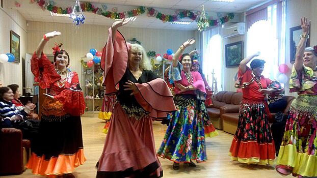 Вокально-танцевальный ансамбль «Виктория» выступил в центре соцобслуживания Рязанского района
