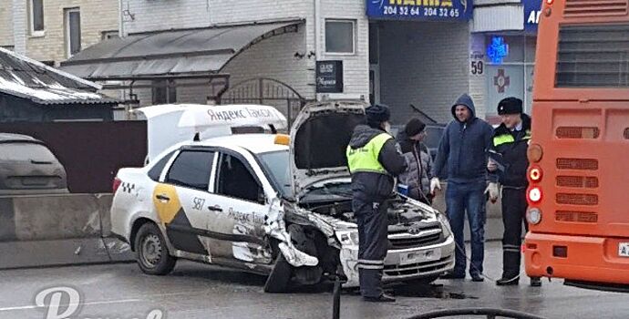 В Ростове в ДТП попали автобус и такси