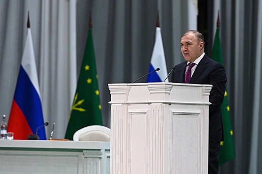 Мурат Кумпилов выступил в парламенте Адыгеи с отчетом о работе правительства РА