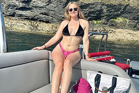 21-летняя дочь телеведущего снялась в бикини во время отдыха на яхте