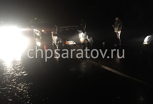 В Саратове три человека госпитализированы после наезда «четырнадцатой» на фонарный столб