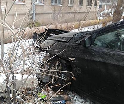 Ничего себе припарковался: в Самаре лихой водитель влетел в теплотрассу