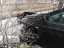 Ничего себе припарковался: в Самаре лихой водитель влетел в теплотрассу