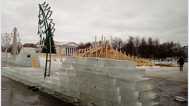 На Театральной площади продолжается строительство ледового городка