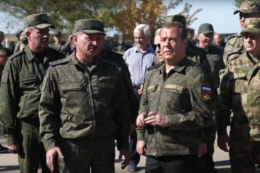 Медведев: Россия сражается за территории, которые у нее пытались отнять