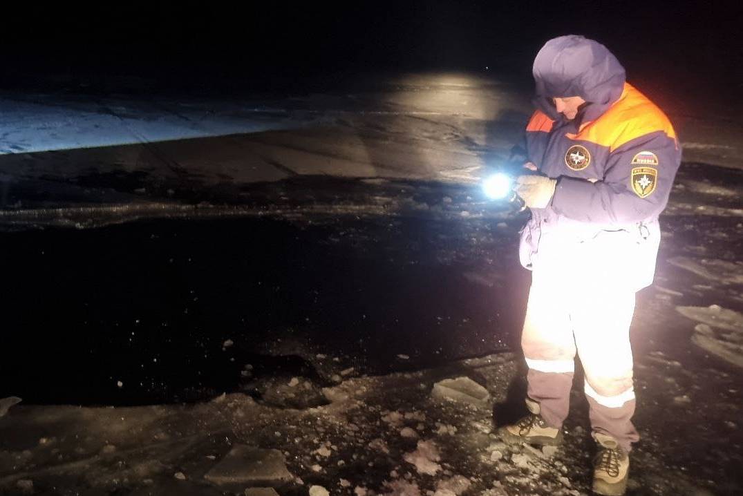 Два человека погибли после поездки на льду Байкала