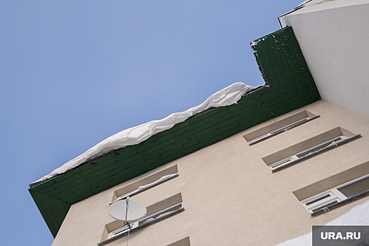 В Екатеринбурге упавшие глыбы снега едва не убили женщину