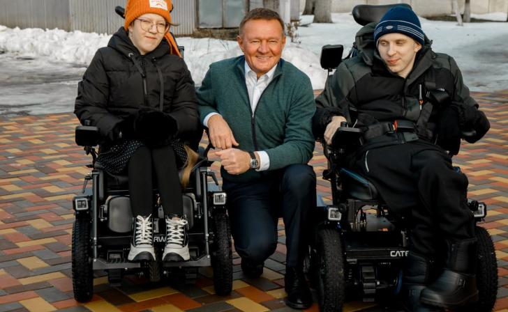 Курский губернатор проведал двух инвалидов-колясочников из Хомутовского района