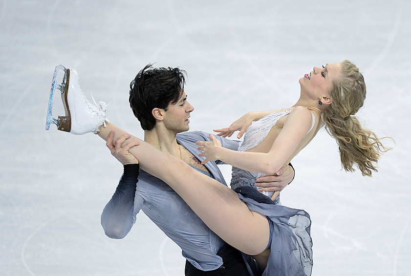 Кейтлин Уивер и Эндрю Поже (Канада) выступают в произвольной программе танцев на льду