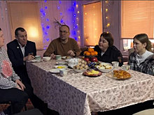 В Курской области полицейские навестили девочку, пострадавшую от пожара в 2021 году