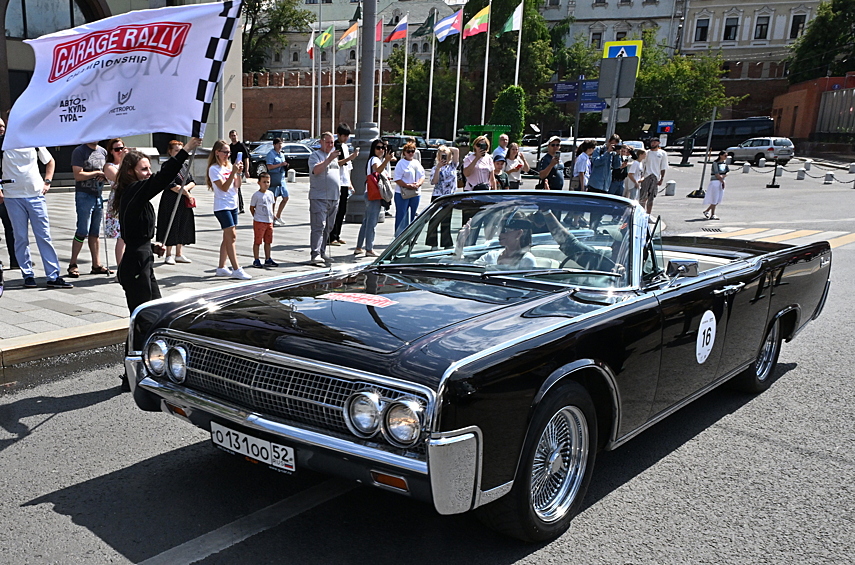 Монументальный Lincoln Continental четвёртого поколения, 1964 года впуска — в данном случае в экзотическом формате четырёхдверного кабриолета. Машина длиной без малого 5,5 метра оснащалась двигателем V8 объёмом 7,0 литра. Кстати, аналогичные машины в удлинённом варианте в шестидесятые возили американских президентов.