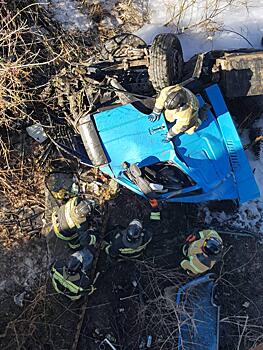 Опубликовано фото упавшего с моста КамАЗа в Оренбурге