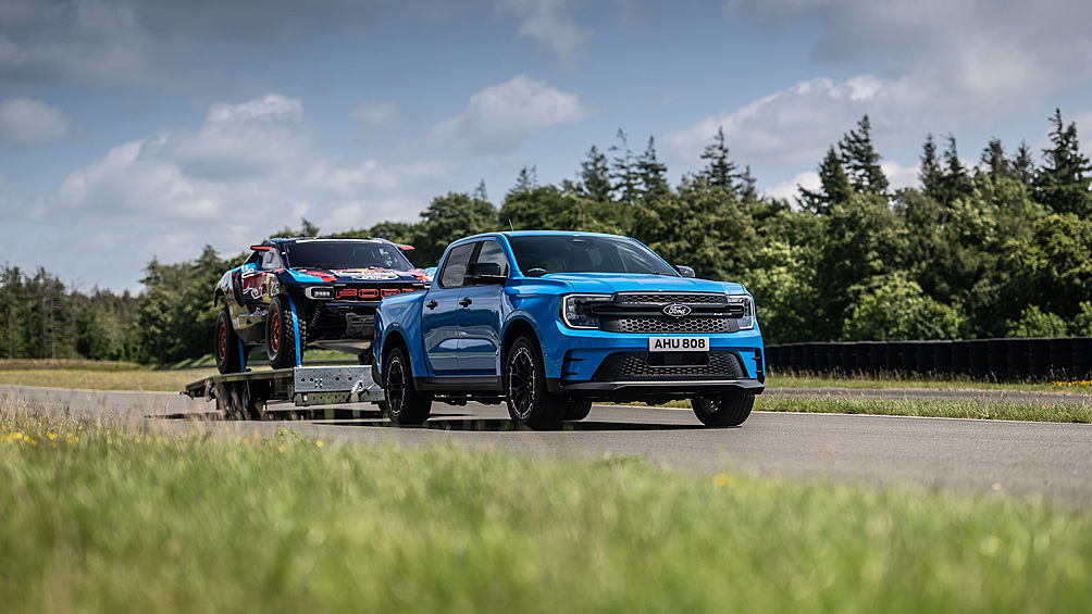 Пикап Ford Ranger PHEV получил модификацию MS-RT, созданную совместно с британской гоночной командой M-Sport. 281-сильный гибрид получил заниженную подвеску, развитый обвес в стиле «дакаровского» внедорожника Ford и спортивные аксессуары в салоне.