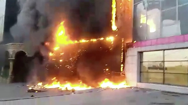 В Новосибирске загорелась гостиница