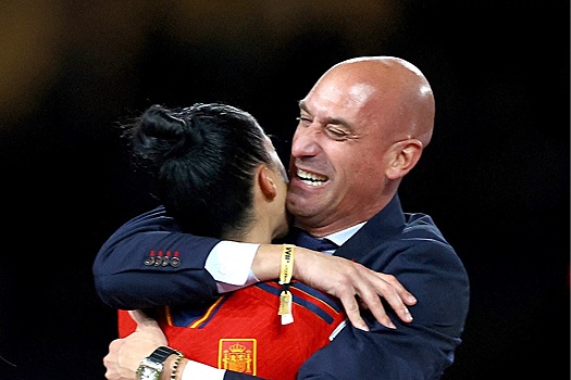 ФИФА отстранила поцеловавшего футболистку испанца Луиса Рубиалеса на три года