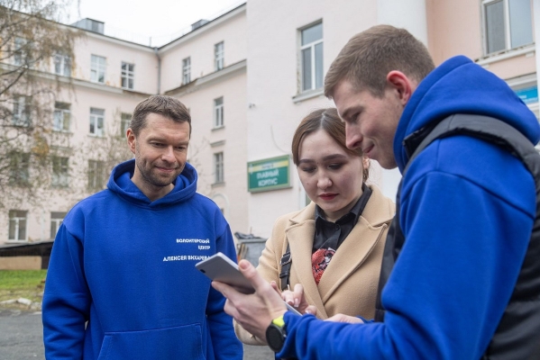 Депутат Алексей Вихарев и его волонтеры привели в порядок парк подшефной екатеринбургской больницы