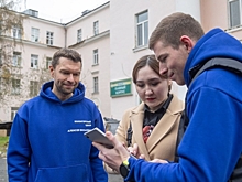Депутат Алексей Вихарев и его волонтеры привели в порядок парк подшефной екатеринбургской больницы