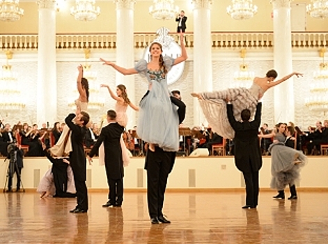 Элеонора Севенард, Саша Жулина, Устинья Малинина и другие на балу Tatler 2017