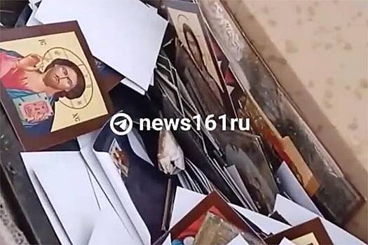 В России сотни выброшенных на помойку около храма икон сняли на видео