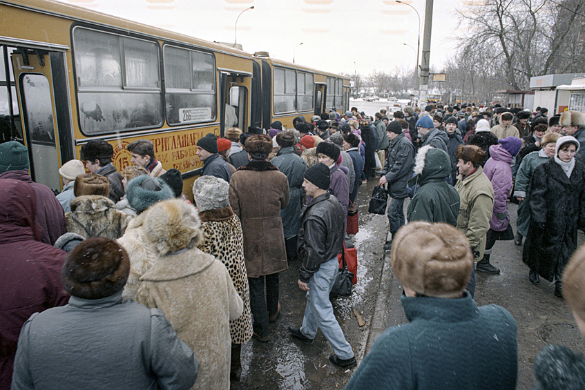 Общественный транспорт большинства городов переживал настоящий кризис. Во многих городах автобусы стали ходить с перебоями, из-за чего на остановках скапливались огромные очереди. Пассажиры на автобусной остановке у станции метро "Тушино", 1995 год