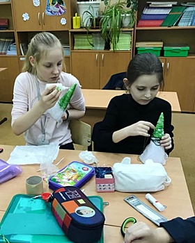 В Школе им.Маяковского открылась елочная мастерская