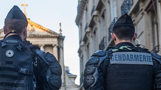 Задержанный открыл стрельбу и тяжело ранил двух полицейских в Париже