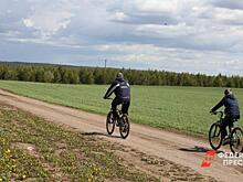 На распутье у Литературного квартала: репортаж из свердловского поселка, где семьи ждут дорогу