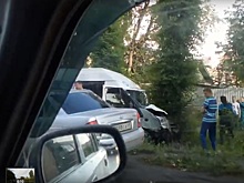 Пошёл на обгон в дождь: на ЧТЗ маршрутка задела легковушку и врезалась в дерево