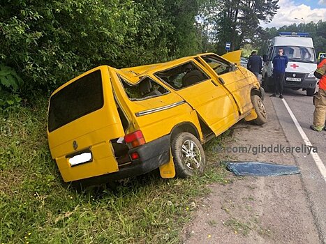 В городе Сортавала микроавтобус опрокинулся в кювет