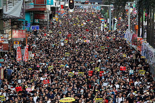 Неизвестные запустили фейерверк в протестующих в Гонконге