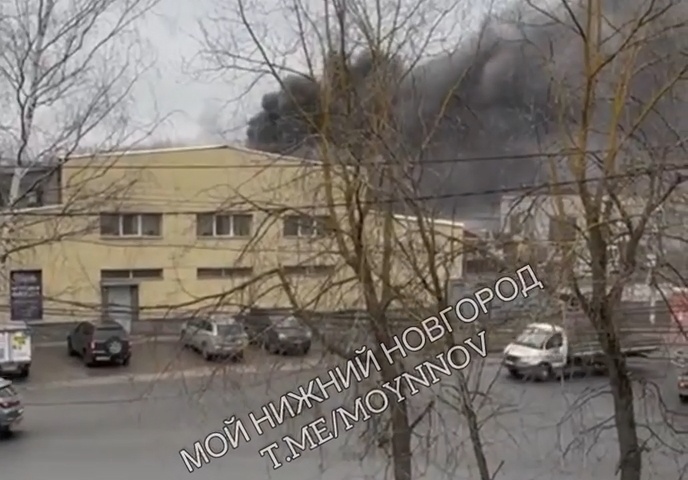 Производственное здание горит в Сормовском районе Нижнего Новгорода