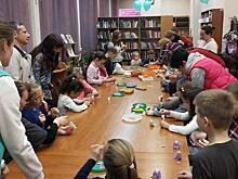 Рукотворную книгу по сказкам Пушкина смастерили в библиотеке на Алтушке