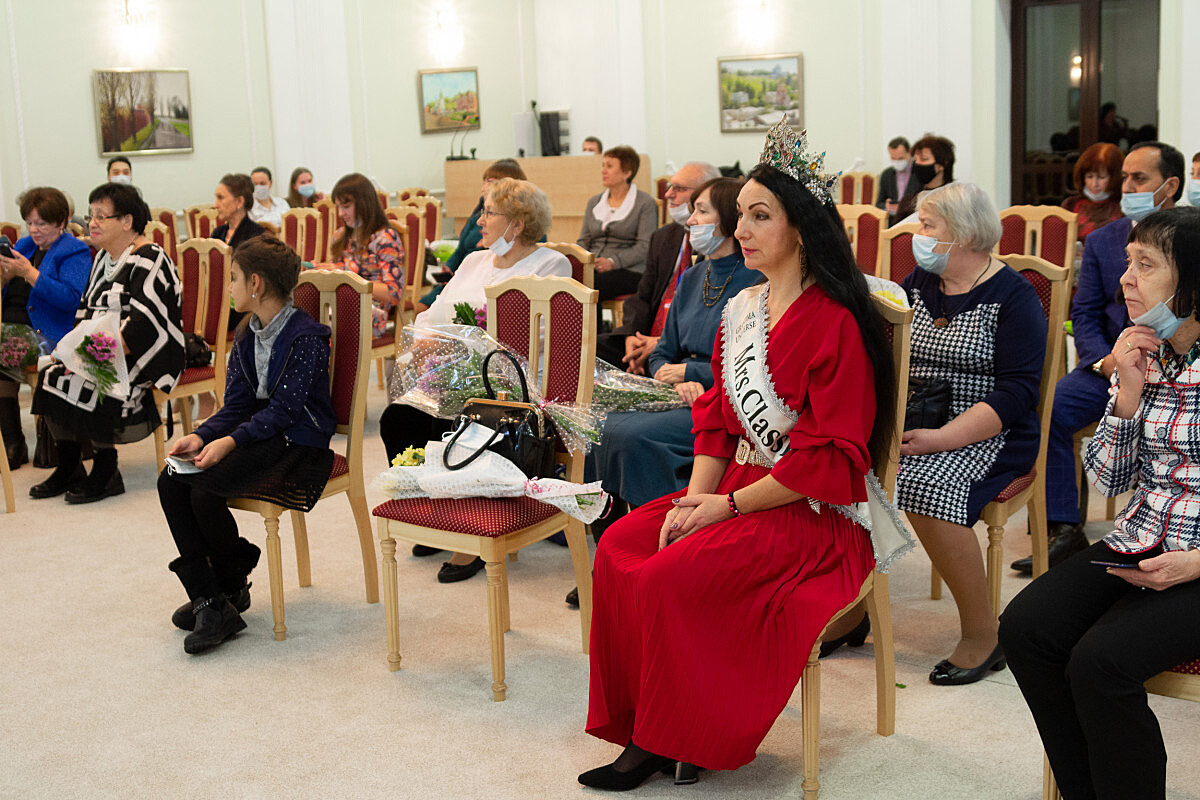 Юрий Шалабаев поздравил с Днем матери представительниц общественных и национально-культурных организаций