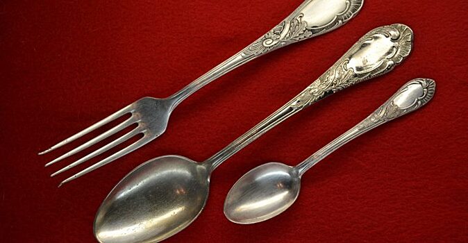 4 способа почистить мельхиоровые столовые приборы