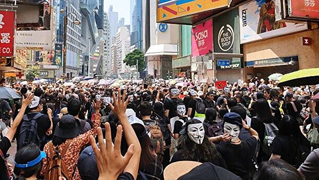 Китай призвал избегать двойных стандартов в оценке протестов в Гонконге