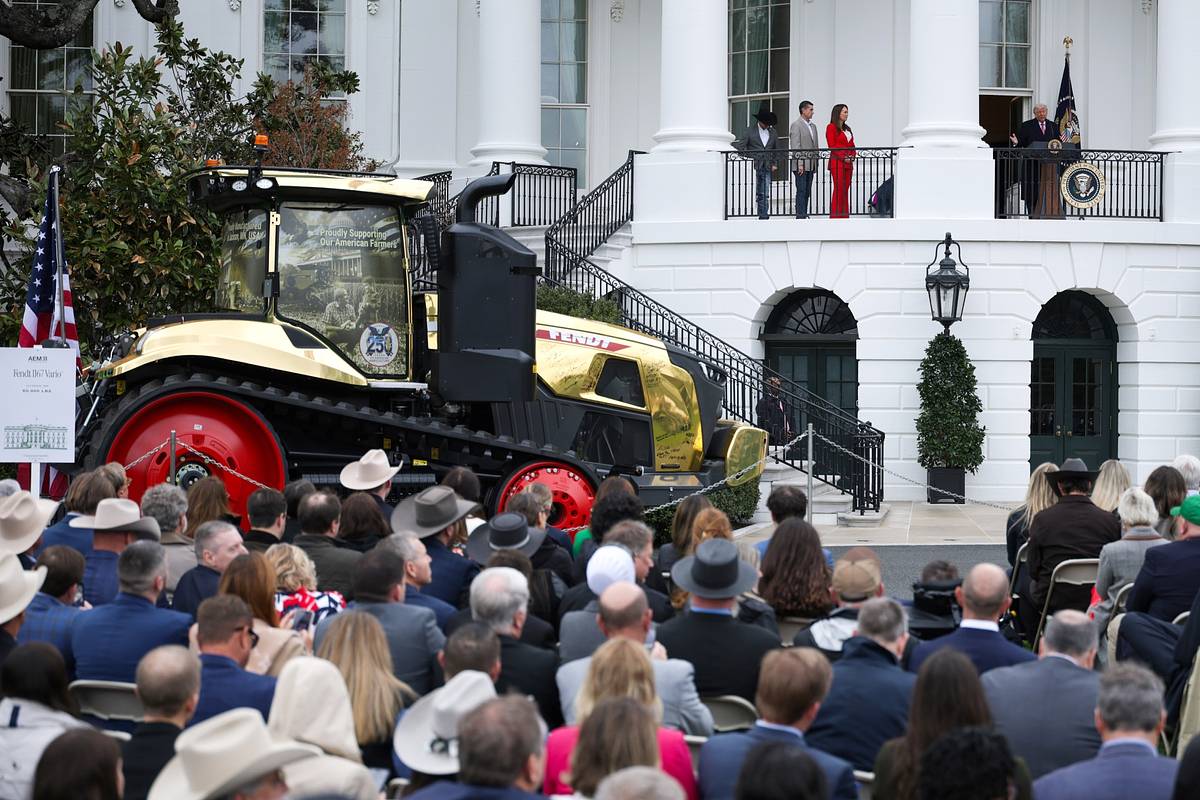 В резиденции Трампа фермерам показали золотой трактор