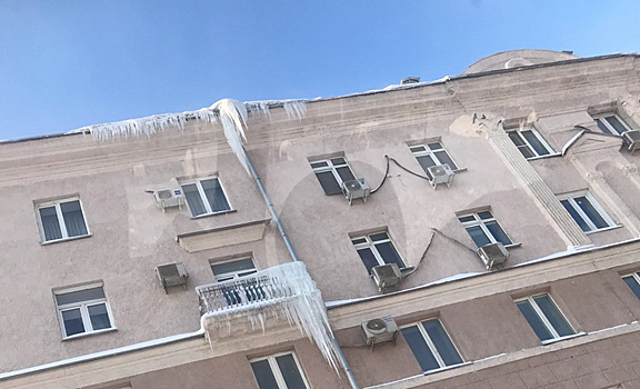 В Челябинске после снегопада выросли большие сосульки