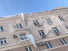 В Челябинске после снегопада выросли большие сосульки