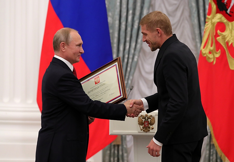 Президент также сказал теплые слова в адрес наставника спортсменов. 