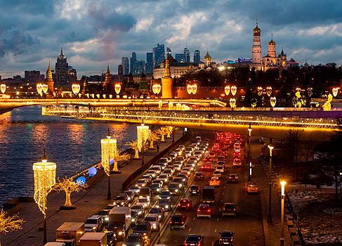 Москва встала в предновогодних девятибалльных пробках