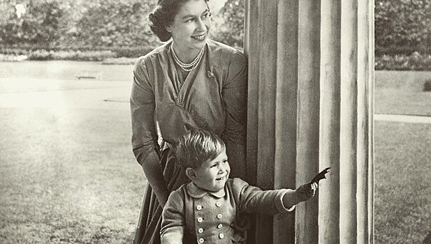 Королева Елизавета II и принц Чарльз поделились архивными фото в честь Дня матери
