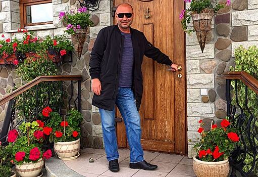 Александр Жулин поделился архивным детским фото в день своего 55-летия