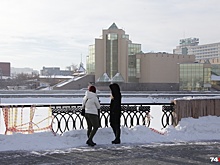 Ограждение моста в центре Челябинска, «отремонтированное» верёвками, не могут починить полгода