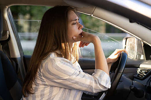 Опасно ли держать руль одной рукой