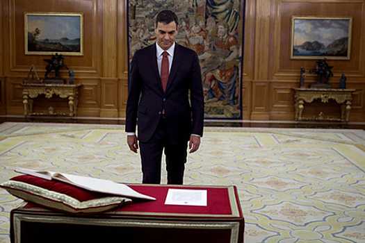 Премьер-министр Испании отказался от Библии на присяге